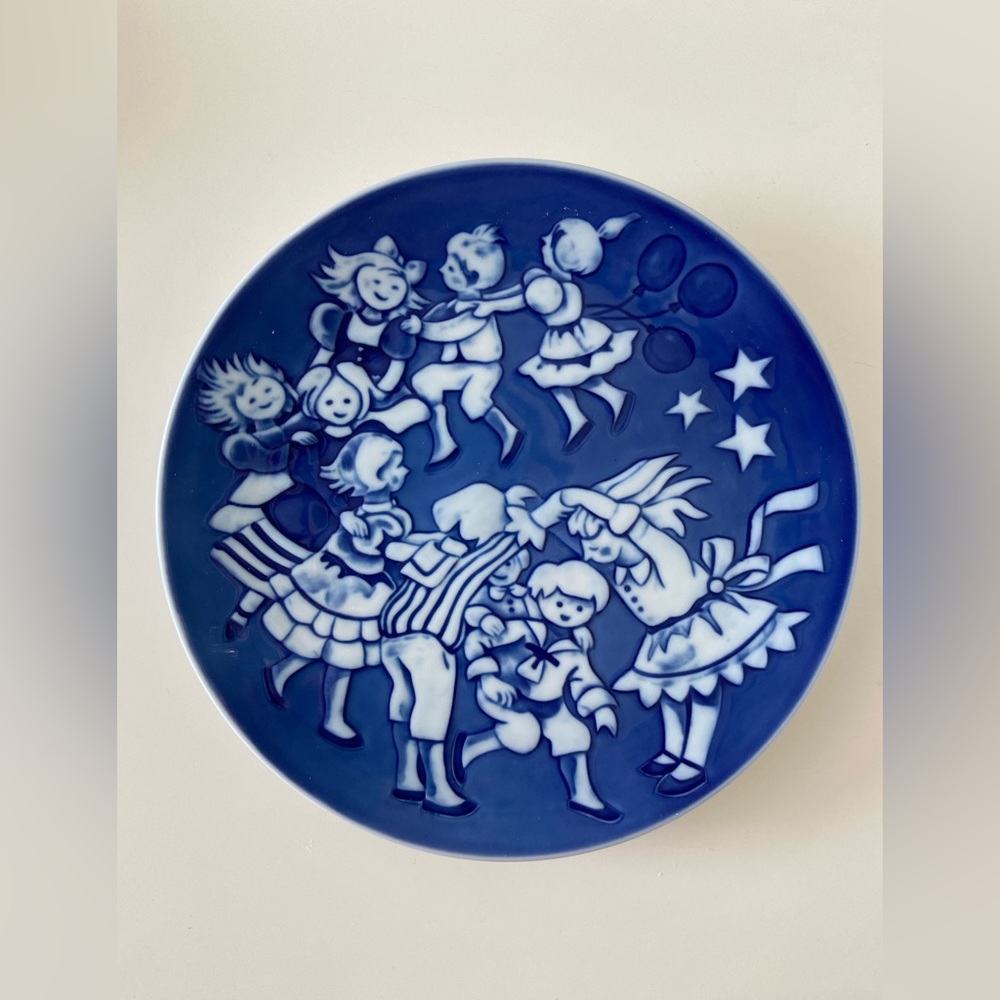 2000 Royal Copenhagen The Children's Christmas plate. Hand painted!